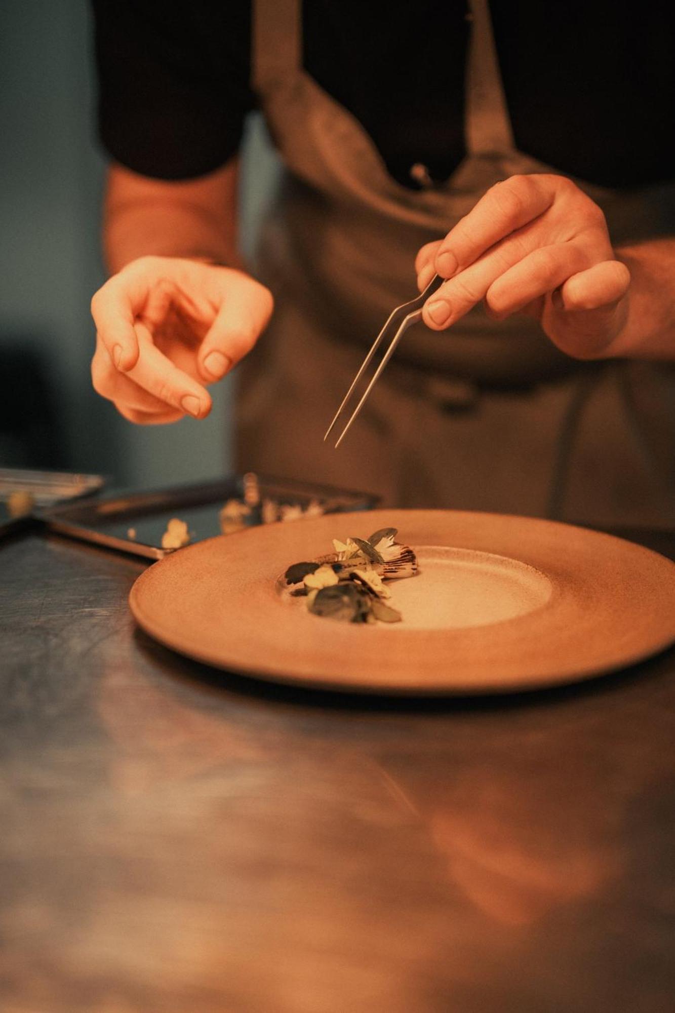 Kimpton Charlotte Square By Ihg Hotel Edinburgh Luaran gambar A chef finishing a plate of food