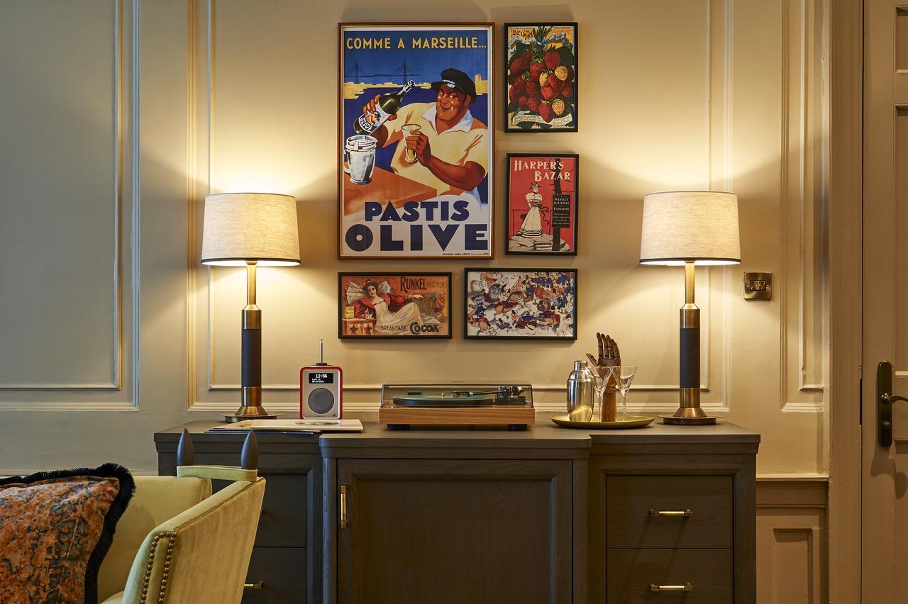 Kimpton Charlotte Square By Ihg Hotel Edinburgh Luaran gambar A collection of vintage posters
